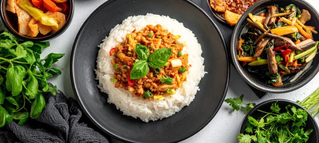 thai chicken rice bowl featured image